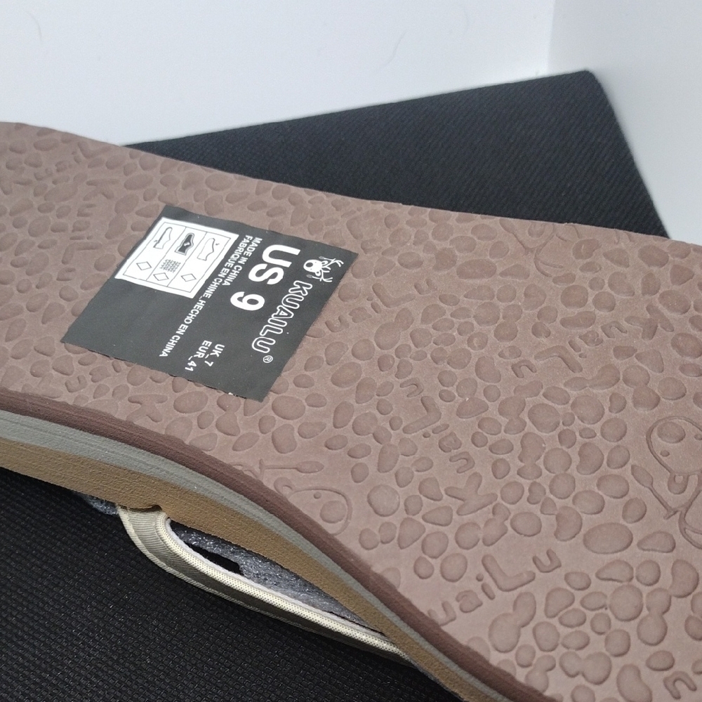 Step into comfort with Kuailu Women's Cream Flip Flops.  Size 9 - Picture 6 of 7
